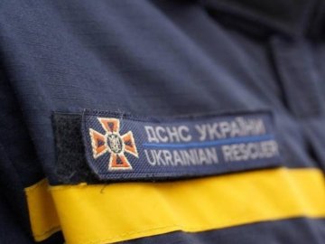 Луцьких ДСНСників, які ліквідовували пожежу після обстрілів аеродрому, нагородили. ВІДЕО