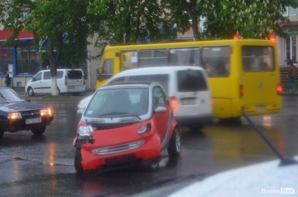 У Луцьку аварія: Smart збив мотоцикліста. ФОТО