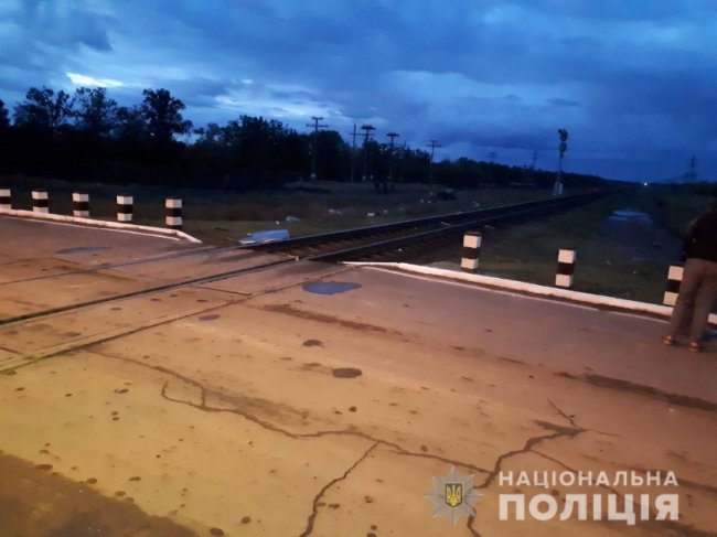 Смертельна аварія: потяг перетворив авто на брухт. ФОТО