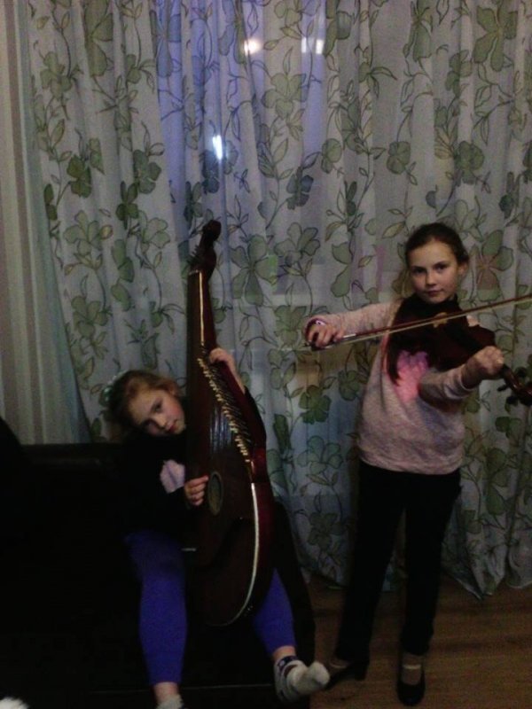 Дітям волинського Героя подарували скрипку та бандуру