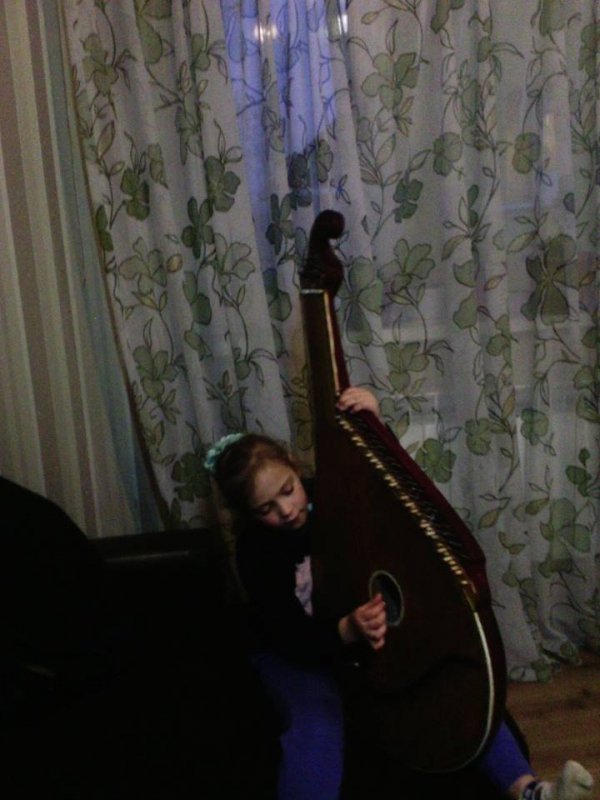 Дітям волинського Героя подарували скрипку та бандуру