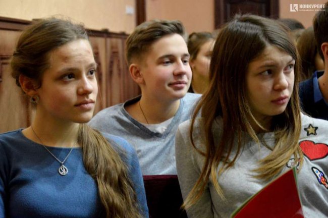 Луцькі школярі взяли участь в ток-шоу з антиреклами наркотиків. ФОТО