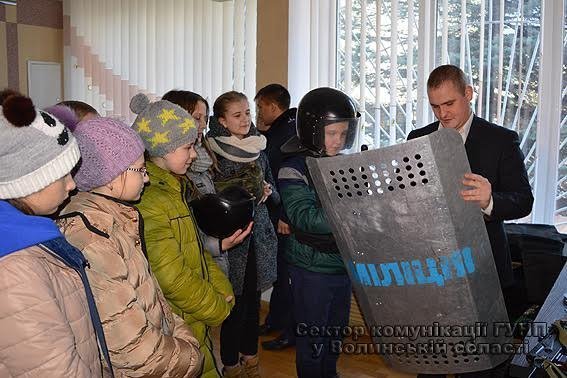 Луцькі школярі ознайомились з роботою поліцейських. ФОТО. ВІДЕО