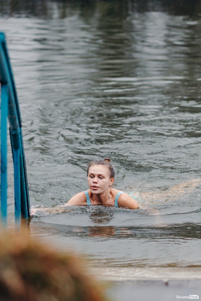 Водохреще у Луцьку: освячення води в річці Стир та занурення лучан. ФОТОРЕПОРТАЖ