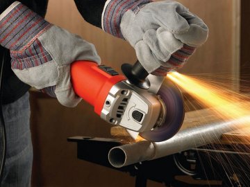 На Львівщині чоловік перерізав шию болгаркою і вижив