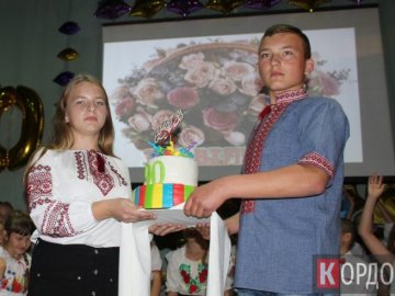 З танцями, хором і священником: школа на Волині весело «відгуляла» 90-річний ювілей. ФОТО