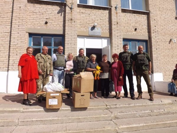 Малюнки дітей з Луцька зігріли душі солдатів, що воюють під Волновахою. ФОТО