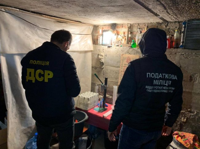 У Луцькому районі чоловік організував підпільний алкоцех у підвалі власного будинку. ФОТО