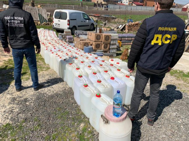 У Луцькому районі чоловік організував підпільний алкоцех у підвалі власного будинку. ФОТО