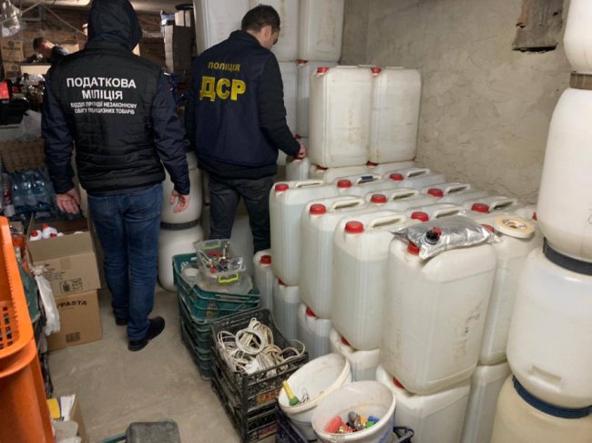 У Луцькому районі чоловік організував підпільний алкоцех у підвалі власного будинку. ФОТО