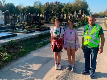 Банда підлітків обкрадала могили Героїв у Києві