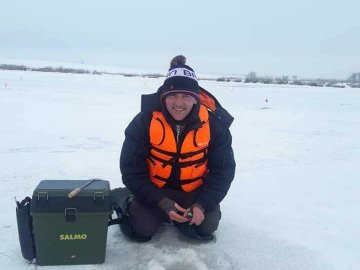 У Луцьку замерзлу заплаву річки Стир заполонили рибалки