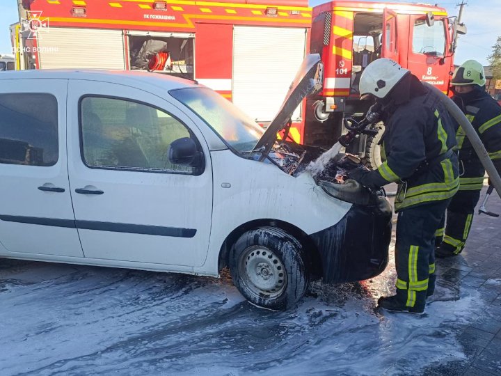 На Волині посеред міста загорілося авто. ФОТО