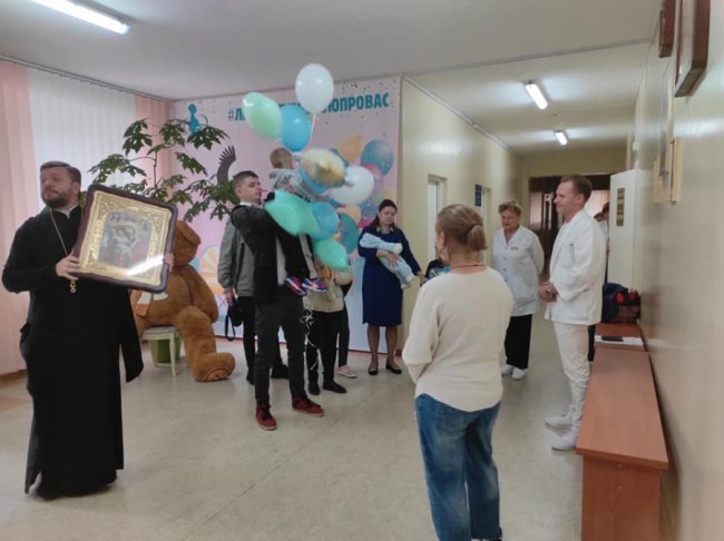 Син луцького протоієрея став тисячним малюком, якого виписали з пологового. ФОТО