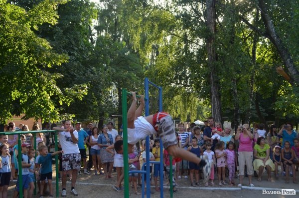 У луцьких дворах - нові спортивні майданчики. ФОТО