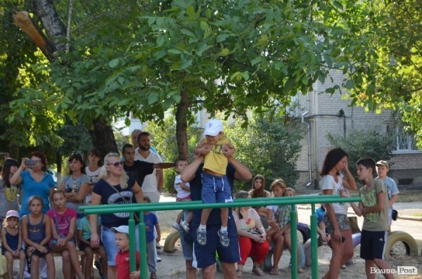 У луцьких дворах - нові спортивні майданчики. ФОТО