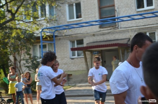 У луцьких дворах - нові спортивні майданчики. ФОТО