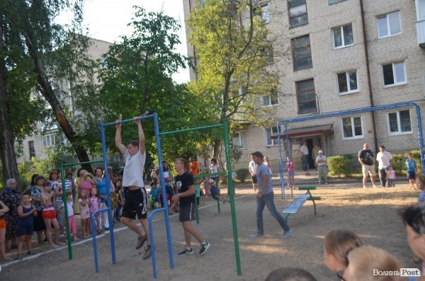 У луцьких дворах - нові спортивні майданчики. ФОТО