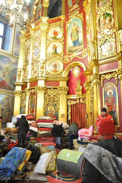 Церква, медики, тіла: священик з Волині показав трагічні кадри з протистояння на Майдані 5-річної давності