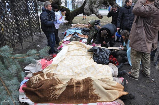 Церква, медики, тіла: священик з Волині показав трагічні кадри з протистояння на Майдані 5-річної давності