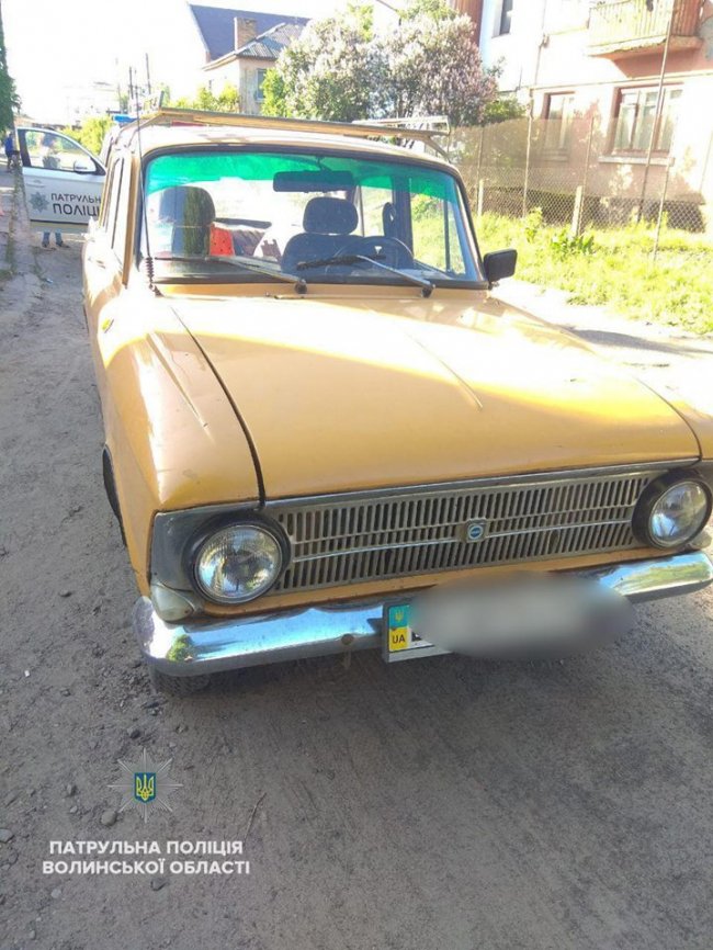 Ковелем катався п'янючий чоловік на «Москвичі». ФОТО