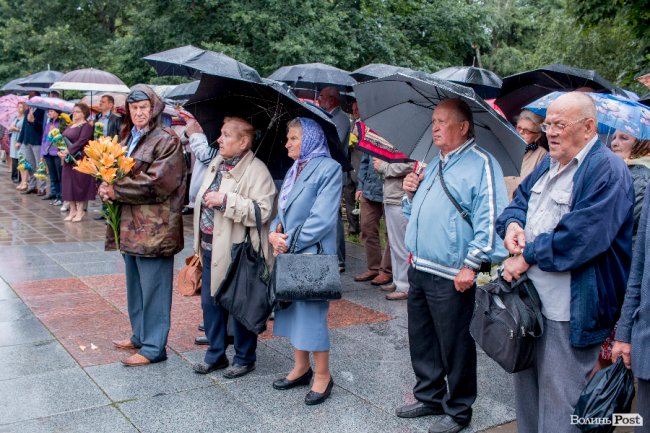 Скорбота і квіти: у Луцьку вшанували жертв війни. ФОТО