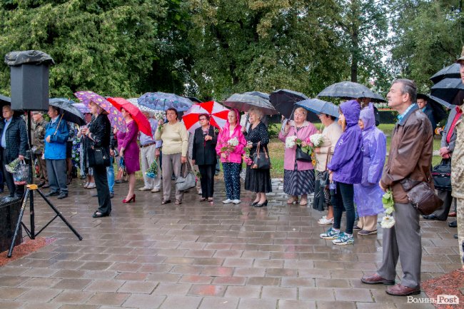Скорбота і квіти: у Луцьку вшанували жертв війни. ФОТО