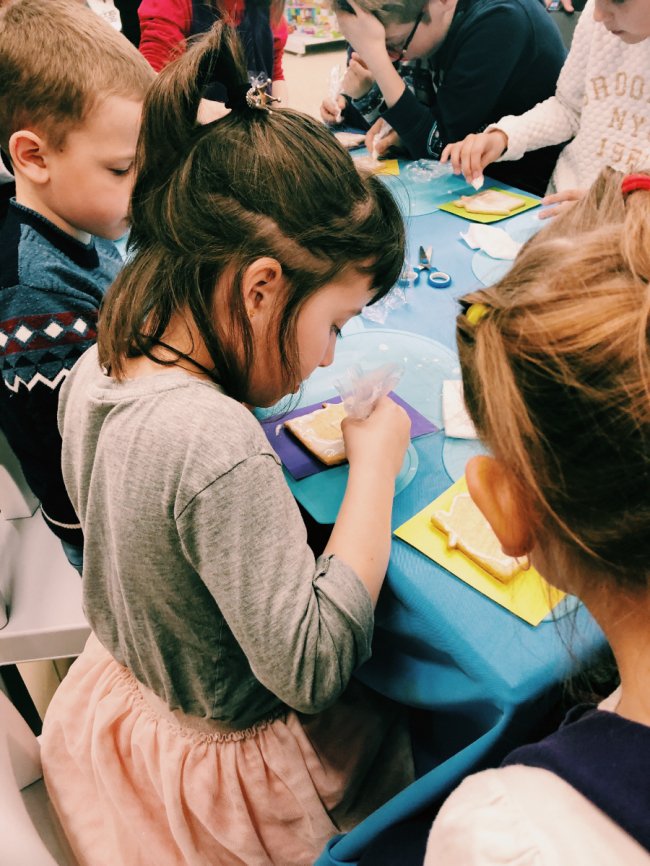 «Смугастий носоріг», що у «Промені», влаштовує анімаційні програми за межами комплексу*