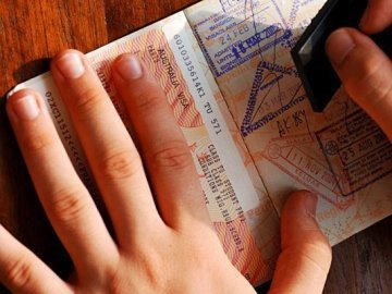 Нові паспорти почнуть видавати з нового року