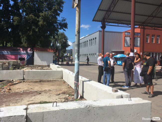 На луцькій автостанції встановили блоки, щоб «тримати оборону» від підприємця