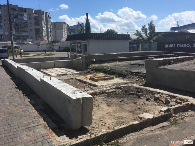 На луцькій автостанції встановили блоки, щоб «тримати оборону» від підприємця