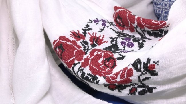 Майстриня з Луцька осучаснює давні вишиті сорочки