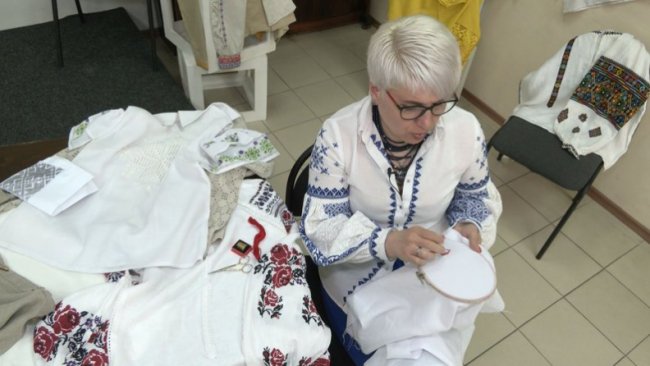 Майстриня з Луцька осучаснює давні вишиті сорочки