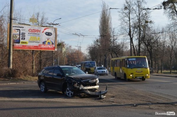 У Луцьку Lexus врізався в маршрутку. ФОТО
