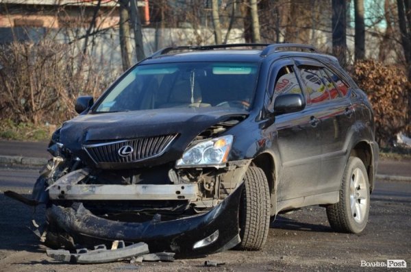У Луцьку Lexus врізався в маршрутку. ФОТО