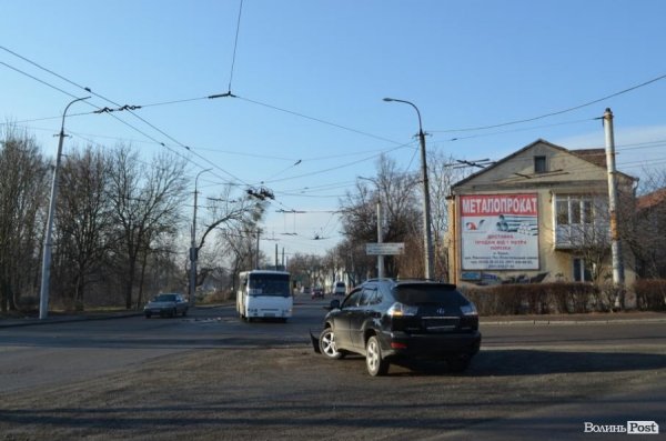 У Луцьку Lexus врізався в маршрутку. ФОТО