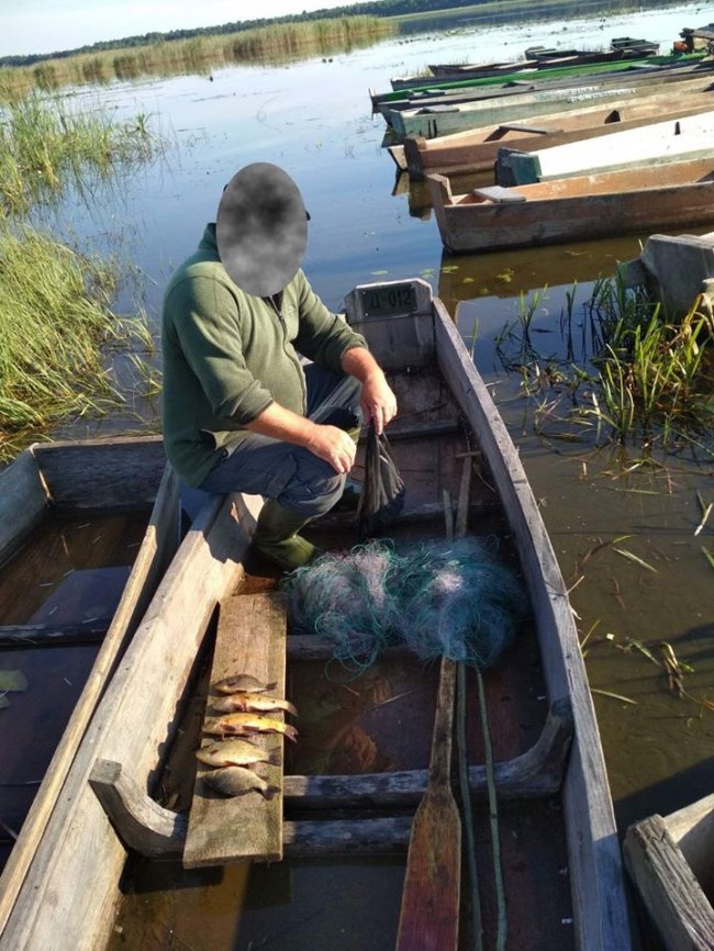 На волинському озері затримали браконьєра із сіткою. ФОТО