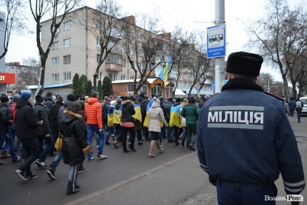 Луцькі студенти влаштували марш і вимагали у депутатів підтримати європейський вибір. ФОТО