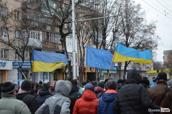 Луцькі студенти влаштували марш і вимагали у депутатів підтримати європейський вибір. ФОТО