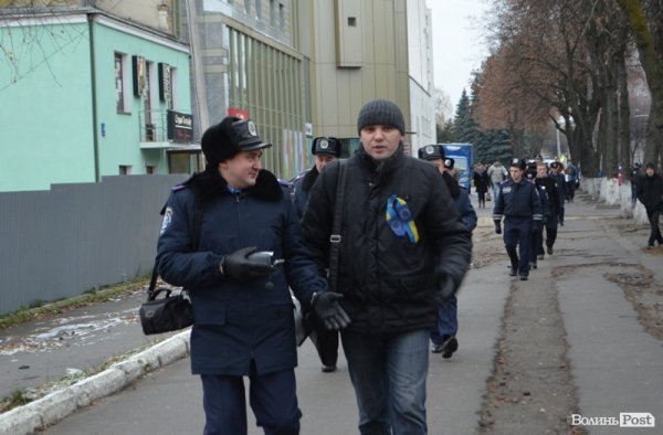 Луцькі студенти влаштували марш і вимагали у депутатів підтримати європейський вибір. ФОТО