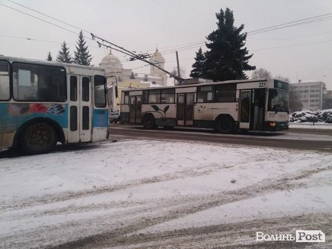 У центрі Луцька - тролейбусний затор