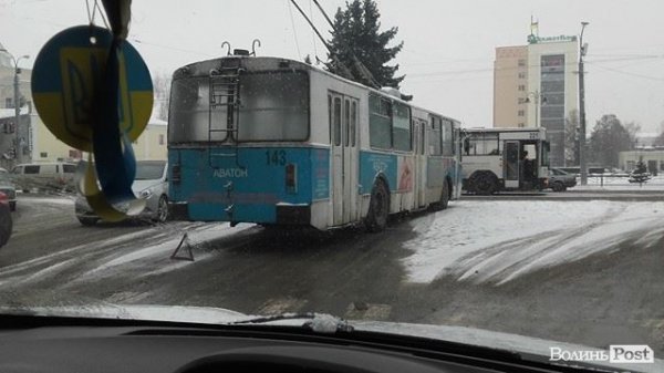 У центрі Луцька - тролейбусний затор