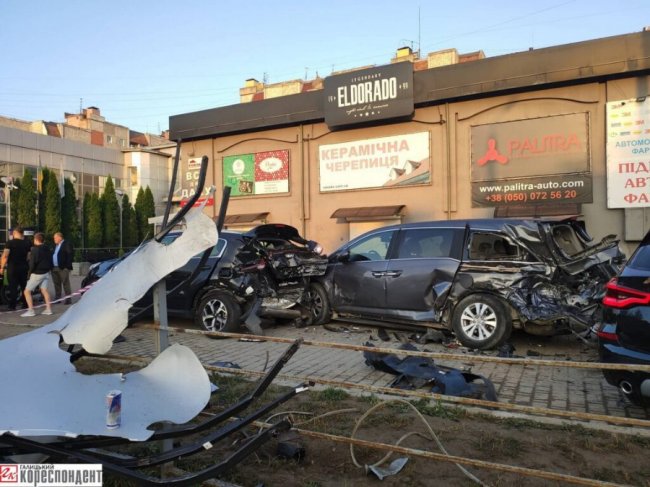 В Івано-Франківську дівчина на BMW розтрощила п'ять автівок. ФОТО