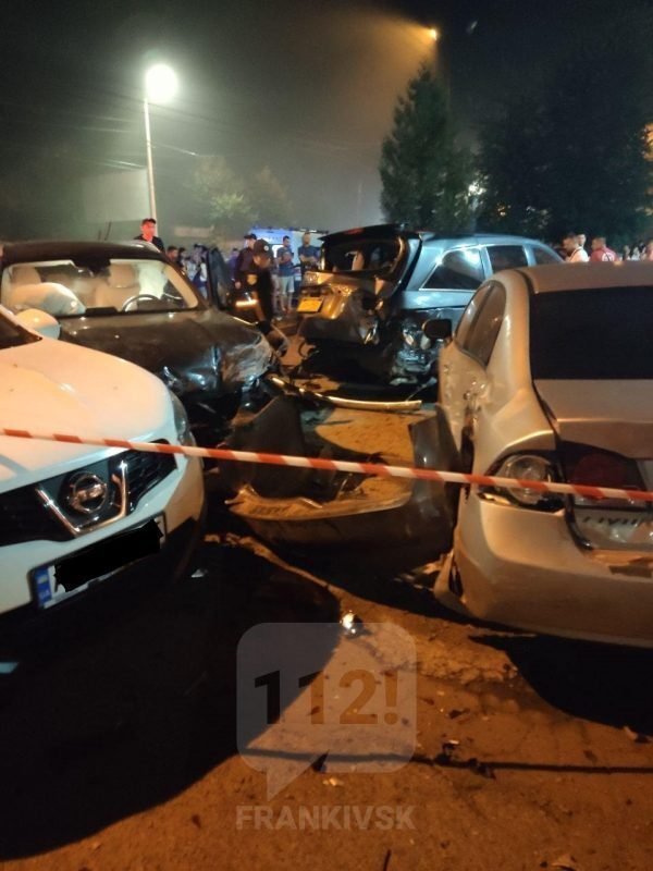 В Івано-Франківську дівчина на BMW розтрощила п'ять автівок. ФОТО