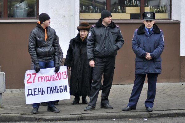 «Сидячий» пікет під прокуратурою Волині. ФОТО