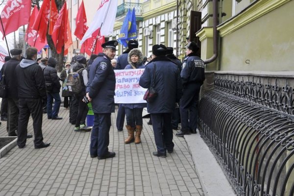 «Сидячий» пікет під прокуратурою Волині. ФОТО
