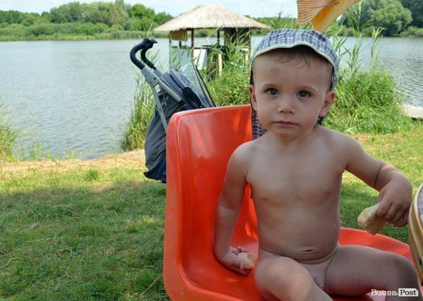 Відпочивають навіть маленькі дітлахи.