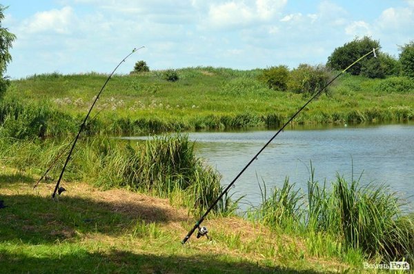 Риболовля заборонена, але тільки «дуже свої» можуть закинути вудочки.