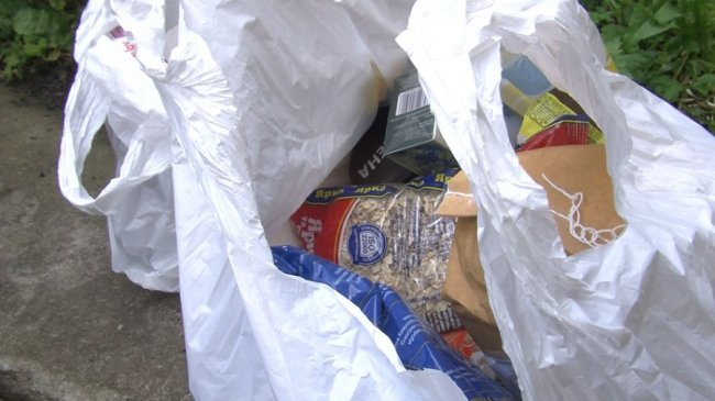 У Луцьку майже сотня переселенців щодня стоять у черзі в одному з пунктів допомоги