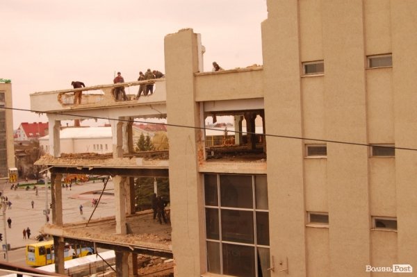 У Луцьку завершують демонтажні роботи у ЦУМі. ФОТО